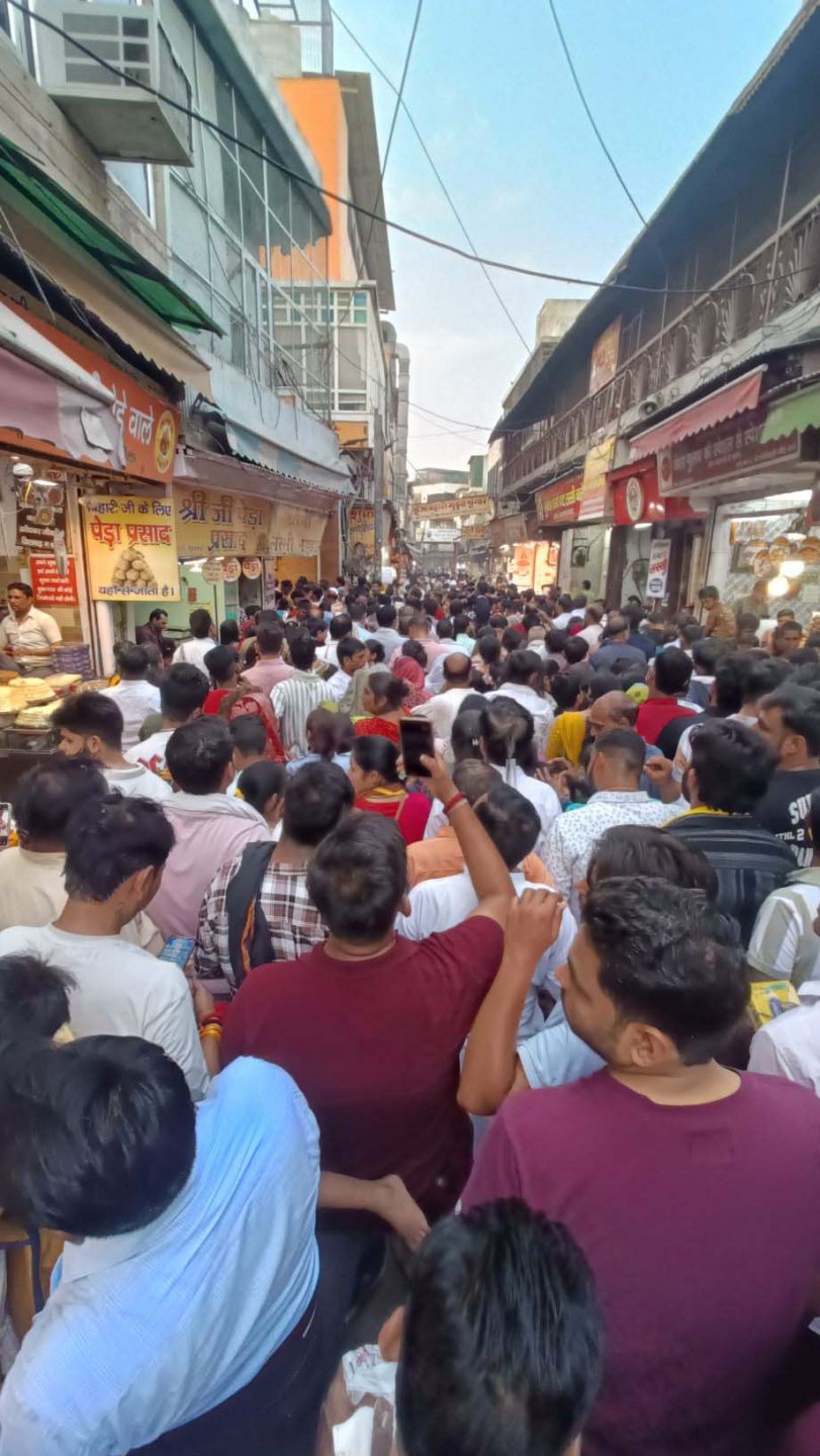 vrindavan menschen auf dem weg zum tempel